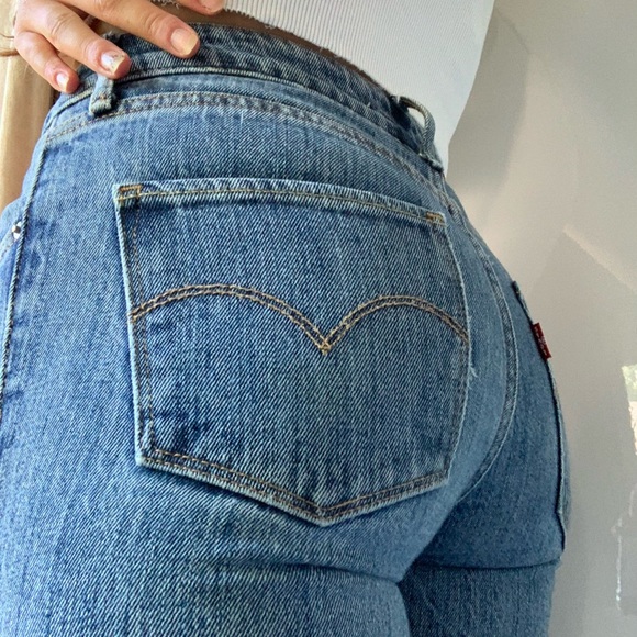 Levi’s 721 High Rise Skinny Jeans with Distressing - Picture 3 of 4